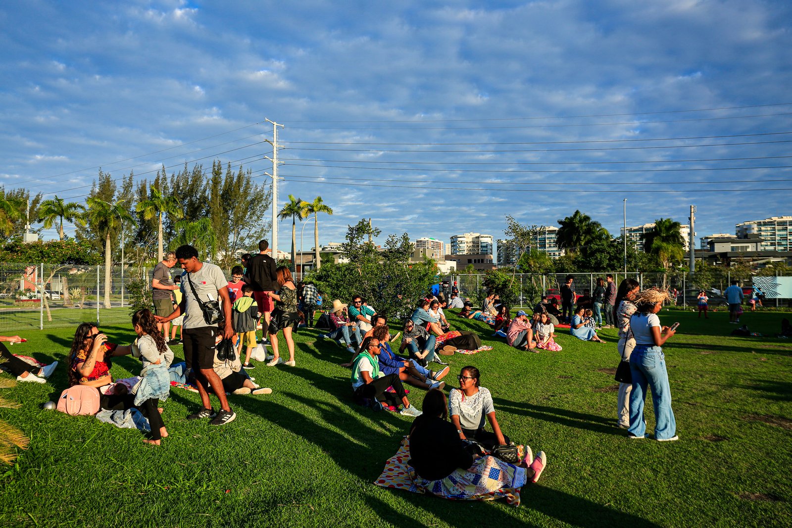 O Arraiá do Museu do Pontal 2025, que aconteceu nos dias 12 e 13 de julho, celebrou os artistas e as culturas populares do Nordeste brasileiro, com mais de 15 atrações gratuitas para todas as idades. A banda Mestre Ambrósio, um dos principais nomes do movimento manguebeat, se apresentou no sábado (12), comemorando 30 anos de carreira. Também de Pernambuco, a sanfoneira Ceiça Moreno subiu no palco no domingo (13), ao lado da atriz, cantora e compositora alagoana Vitória Rodrigues.
O grupo Coco Raízes de Arcoverde participou do Arraiá pela primeira vez com uma oficina e apresentação lideradas por Mestre Assis Calixto, Patrimônio Vivo de Pernambuco. Completaram a programação musical os paraibanos Marcelo Mimoso, Edmilson dos Teclados, sensação da noite carioca com seu repertório de forró, arrocha e piseiro, e a orquestra Caipirando – Alma Carioca de Violas.
Durante a festa foi inaugurada a exposição “Ratinho e seus monstros de barro”. Com curadoria de Angela Mascelani e Lucas Van de Beuque, a individual reúne obras do escultor pernambucano Ratinho, inventor de fantásticos seres de barro, que nasceu e trabalha em Caruaru, mais precisamente no Alto do Moura. Terra de Vitalino, Galdino e outros mestres que seguem inspirando as novas gerações.
SÁBADO, 12 DE JULHO
11h e 12h – Visita musicada junina / 10h – DJ Xeleléu (intervenções ao longo do dia) – O DJ de Forró Pé de Serra mais antigo em atividade no Rio de Janeiro / 10h30 – Apresentação dos alunos do Núcleo de Arte Prof. Albert Einstein – Apresentação musical de estudantes do Núcleo de Arte Prof. Albert Einstein. Os alunos vão tocar cirandas, baiões e carimbós / 11h15 – Coral Coroá – Em atuação desde 2005 no Rio de Janeiro, o grupo vai apresentar músicas populares brasileiras, sob a regência da instrumentista Ignez Perdigão / 12h – Brincadeiras juninas. Corrida do saco, dança da laranja e outras brincadeiras comandadas pelos arte-educadores d