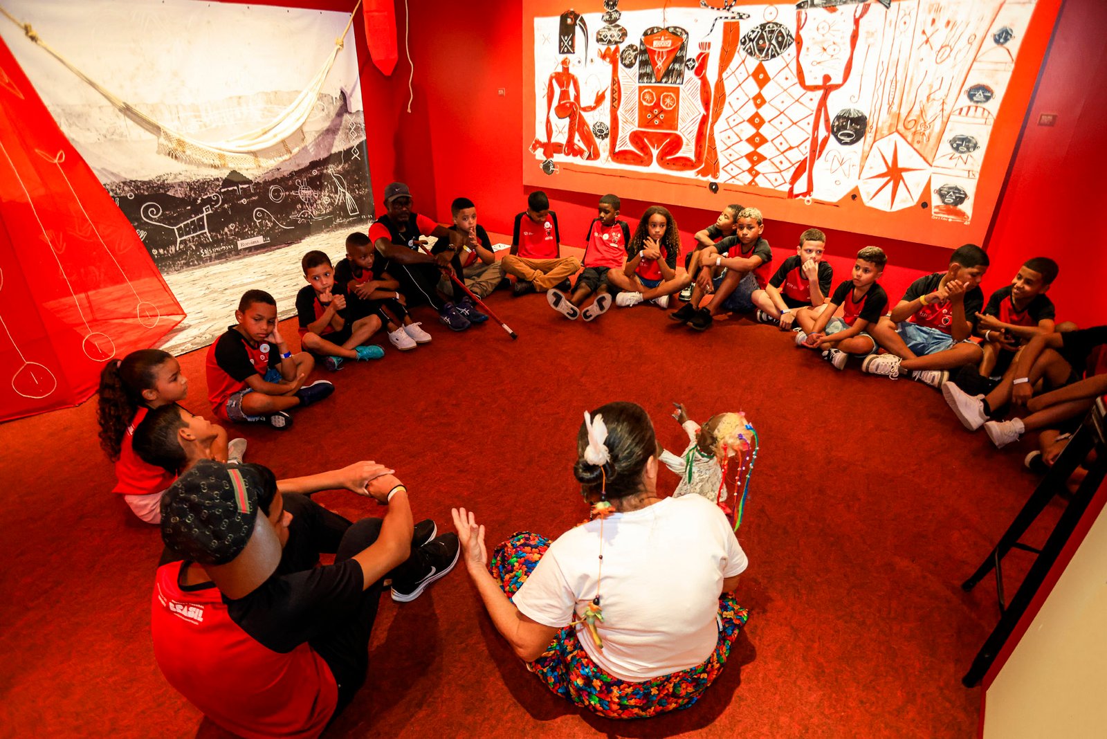 O Museu do Pontal celebrou a força, os saberes e as culturas dos povos nativos na terceira edição do Festival das Culturas Indígenas, nos dias 11 e 12 de abril de 2026. Um grande encontro com rituais, brincadeiras, apresentações musicais, conversas e feiras de artesanato e gastronomia.
Com patrocínio da Shell, por meio da Lei Rouanet, o evento teve curadoria de Pacari Pataxó e Carmel Puri, educadores indígenas que vivem no Rio de Janeiro. Representantes dos povos Wauja, Guajajara, Xakriabá, Kaiapó, Kamayurá, Puri, Pataxó, Wapixana, Sateré-Mawé, Guarani Mbyá e Guarani Tenonderã estiveram presentes para coordenar vivências e apresentaram rituais, danças e músicas ancestrais.
SÁBADO, 11 DE ABRIL de 2026: DJ Cris Panttoja - De origem Sateré-Mawé, a DJ Cris Panttoja conecta pessoas através de músicas populares brasileiras. A artista se apresenta nos intervalos das atrações, transmitindo a riqueza cultural e a diversidade sonora do Brasil | Brincadeiras com a Aldeia Mata Verde Bonita (Maricá/RJ) - Na praça-jardim, crianças da aldeia guarani Mata Verde Bonita convidam o público a experimentar brincadeiras tradicionais, como a corrida de maracas | Oficina de panela de barro - Oficina com técnicas de modelagem de panelas de barro e conversa sobre a importância da preservação dos rios | Visita Musicada - Os arte-educadores do museu convidam os visitantes a uma viagem cultural, utilizando a música como elemento chave de condução do grupo pelas exposições | Baú de Brinquedos populares - Especial brincadeiras indígenas | Cinema: filmes da ONG Território do Brincar sobre brincadeiras indígenas + oficina de pião - Exibição de três curtas sobre brincadeiras ancestrais e a relação íntima dos povos originários com a floresta. Após a sessão acontece uma oficina de pião | Pintura corporal: grafismo indígena com Pacari Pataxó - O curador do Festival das Culturas Indígenas, Pacary Pataxó, realiza pintura corporal com grafi