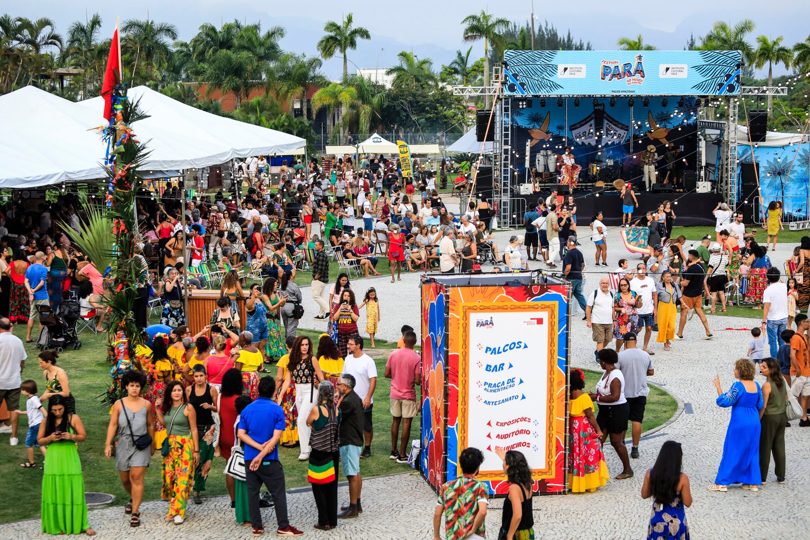 A região amazônica foi o tema do “Festival Pará”, que aconteceu nos dias 23 e 24 de setembro de 2023, no Museu do Pontal, localizado na Barra da Tijuca, Zona Oeste da cidade. O sábado e o domingo foram inteiramente dedicados às várias manifestações culturais do estado, com destaque para o show de Dona Onete, de 84 anos, que foi homenageada no festival. Ela é considerada a rainha do carimbó chamegado e teve sua obra oficialmente reconhecida como patrimônio Cultural e Imaterial do Pará.
Programação
Contos de Dona Onete – Autora da coleção Contos de Dona Onete, a neta da artista, Josivana Rodrigues.
DJ Xeleléu
Cinema de Fachada para crianças – Sessão de curtas paraenses: A Turma do Jambu – episódio Boitatá; Contos Mirabolantes – O olho do Mapinguari; As Icambiabas – episódio Lagartas Boreais; Os Dinâmicos – episódio Monstrinhos de Estimação; Os Dinâmicos – episódio Lambada do Fantasma.
Oficina com Noites do Norte – Durante a oficina, o público entrará em contato com o ritmo, estruturas musicais e passos de dança dos estilos envolvidos. Quem quiser poderá cair na dança!
Grupo Folclórico Cultural Flores da Alegria – Apresentação de dança de carimbó do projeto social do Município de Nilópolis formado por mulheres.
Oficina de carimbó e conversa com Mestre Damasceno – Quem comanda a oficina é Mestre Damasceno, que atua na cultura popular desde os 19 anos e, aos 68 anos, continua ativo no carimbó, com seu grupo Nativos Marajoara.
Show Mundiá Carimbó – Idealizada por paraenses radicados em Paraty, a banda Mundiá divulga a música amazônica através de composições autorais e de mestres como Verequete, Lucindo, Pinduca e Dona Onete. O show Mundiá e o Reino da Encantaria tem um repertório dançante, tropical e caliente, regado a cumbia, bolero, lambada e outros ritmos populares no Norte.
GUST – Set Performance Mata e Come – Nascido no sertão amazônico, o multiartista GUST toca f